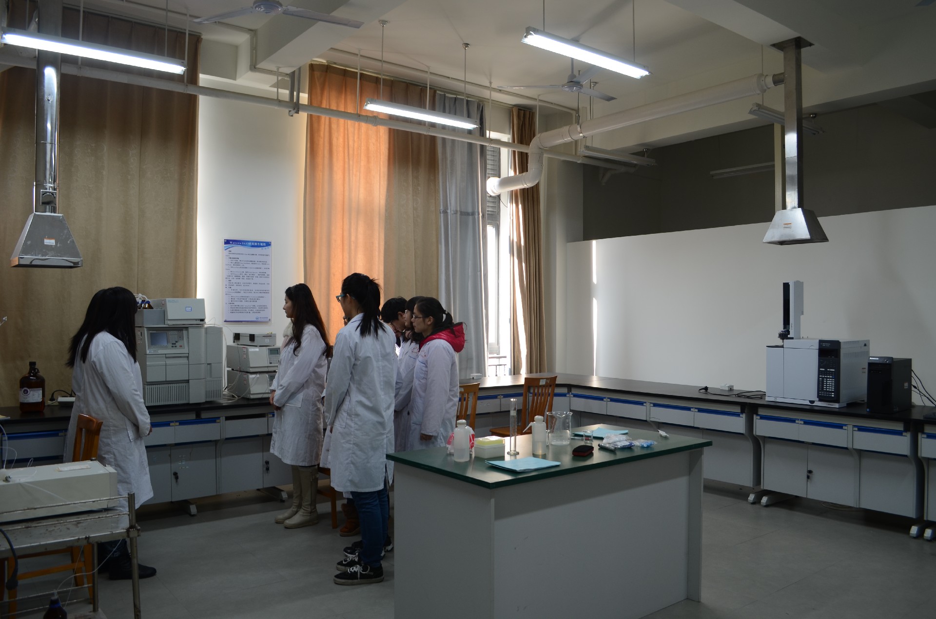 儀器分析實驗室內(nèi)部 儀器分析實驗室內(nèi)部